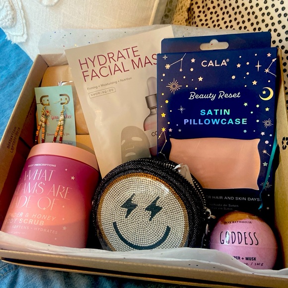 skinnydip london Other - Self care gift box 🎁 scrub, SkinnyDip London Rhinestone bag, & pamper box